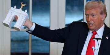 Build columns, not Trump’s arch, D.C. official tells administration