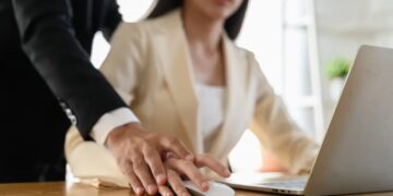 Dear Abby: I still want to date my co-worker after breaking things off with her