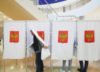 Russian election observer loses consciousness during arrest by police, opposition party says