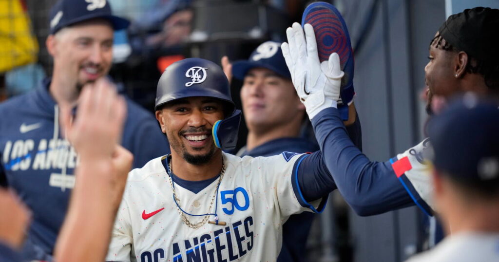 Dodgers’ September surge continues: L.A. racks up 15 hits in win over Giants