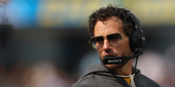 Mike McDaniel’s complicated scheme is turning Chargers’ offense into a disaster