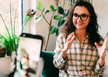 This startup is paying employees to post on LinkedIn—and solving its hiring problem
