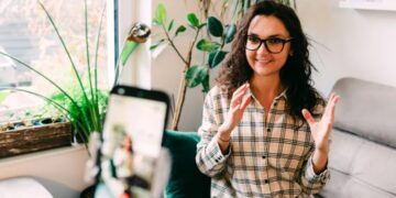 This startup is paying employees to post on LinkedIn—and solving its hiring problem