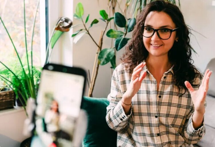 This startup is paying employees to post on LinkedIn—and solving its hiring problem