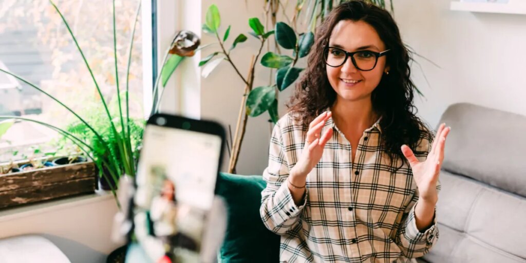 This startup is paying employees to post on LinkedIn—and solving its hiring problem