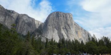 Helicopter crashes in Yosemite National Park while fighting wildfires, killing two