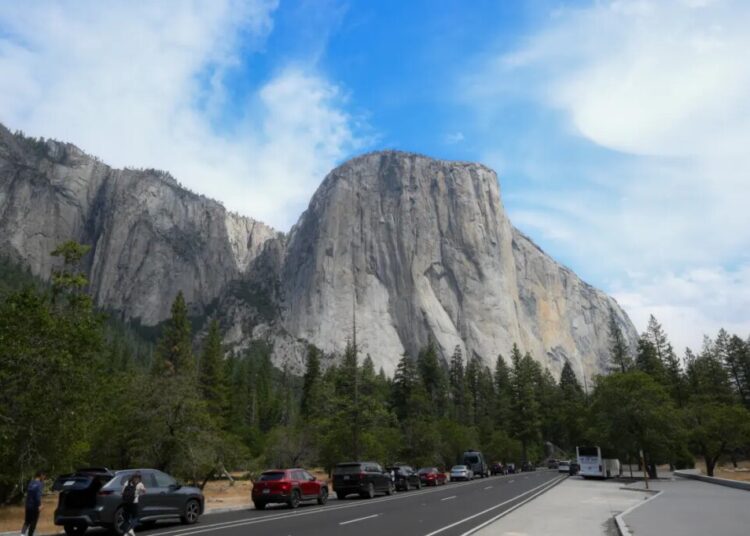 Helicopter crashes in Yosemite National Park while fighting wildfires, killing two