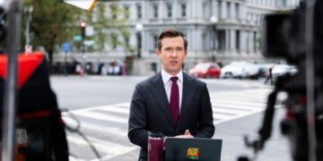 Major TV networks halt video coverage of Trump over CNN ban