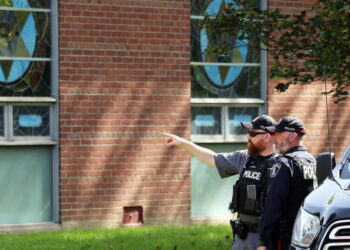 Up to 30 shots exchanged after man opens fire on officer outside Ontario synagogue