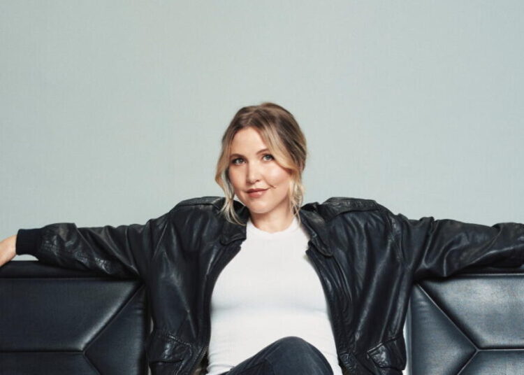 Taylor Tomlinson turns off the mic to tell all in ‘Actually, Nevermind’