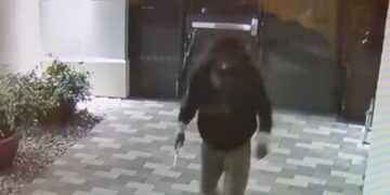 ‘Like a horror movie.’ Man following UC Berkeley student scales apartment complex gate
