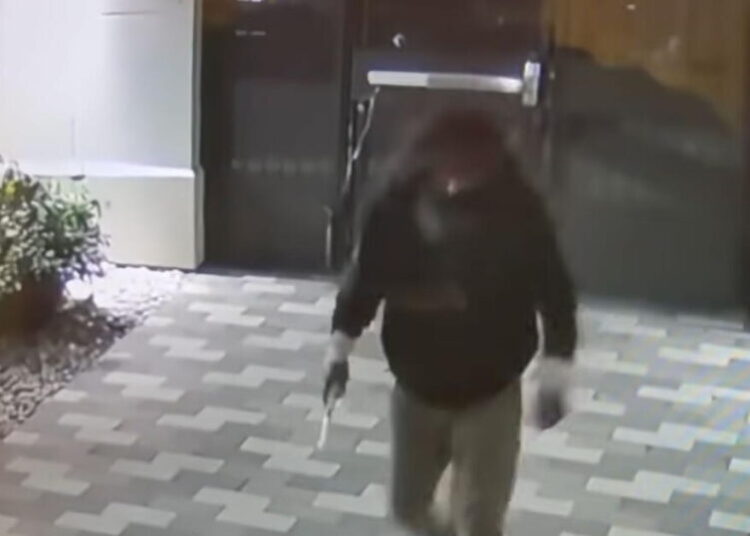 ‘Like a horror movie.’ Man following UC Berkeley student scales apartment complex gate