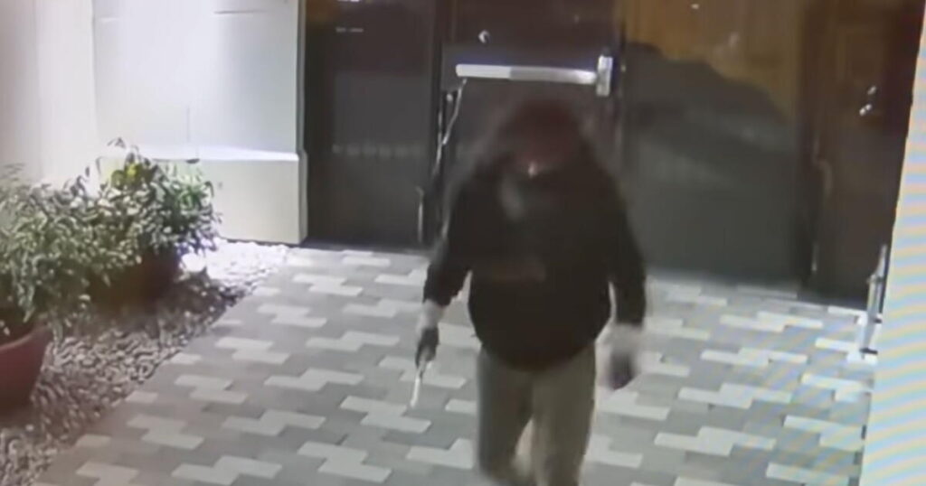 ‘Like a horror movie.’ Man following UC Berkeley student scales apartment complex gate