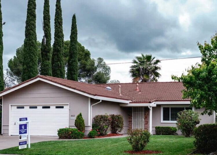 Mortgage Rates Hit 7% as Iran War Crushes a Weak Housing Market