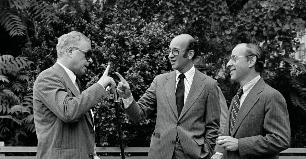 Edward Lehner, Who Made Dog Owners Pick ‘It’ Up, Dies at 93