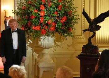 Trump gifts Xi a bald eagle sculpture — invites him to tour new ballroom — at White House state dinner