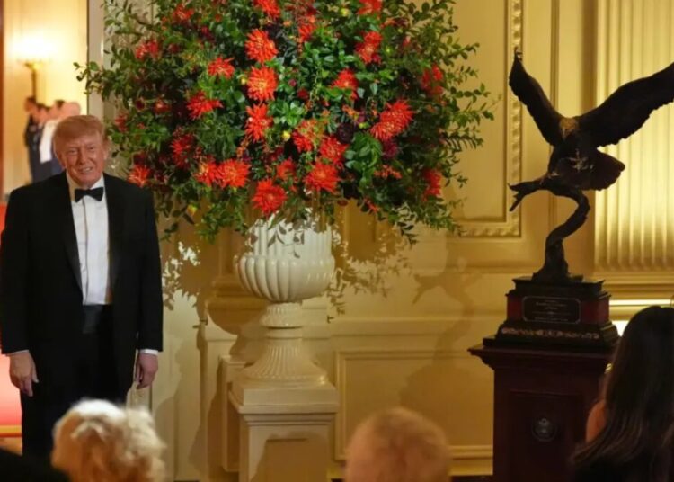 Trump gifts Xi a bald eagle sculpture — invites him to tour new ballroom — at White House state dinner