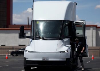 Nearly a Decade Later, the Electric Tesla Semi Is Here