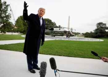 Swooning Trump’s acting like a lovesick schoolgirl
