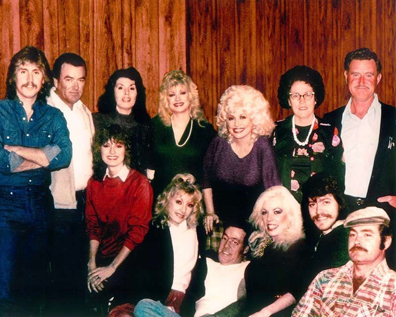 Dolly Parton and 12 members of her family pose for a photo.
