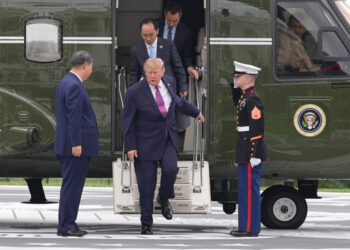 Trump heads to Texas-Tennessee football game as midterm rallies slide