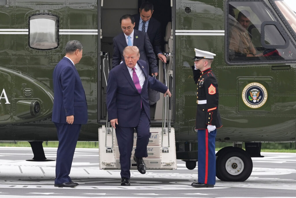 Trump heads to Texas-Tennessee football game as midterm rallies slide