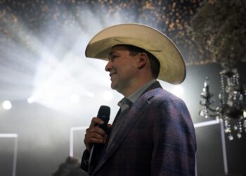 This Texas crooner could help Democrats win Congress, one quinceañera at a time