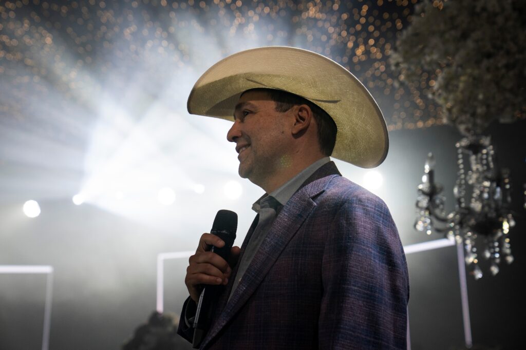 This Texas crooner could help Democrats win Congress, one quinceañera at a time