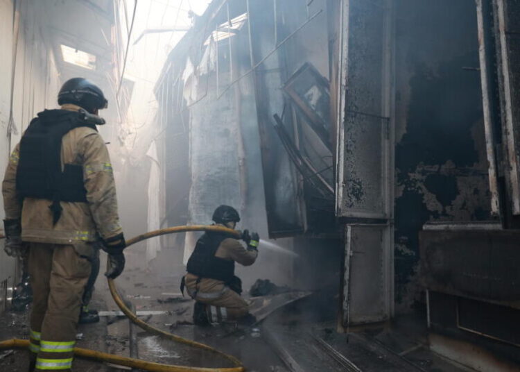 Strikes kill 6 in Ukraine, 1 in Russia after Moscow rejects German calls to de-escalate