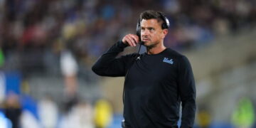 UCLA joins USC in AP top 25, Florida rides win over Ole Miss to No. 8 ranking