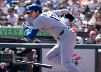 Dodgers defeat Giants in 10 innings to close out regular season with 100 wins