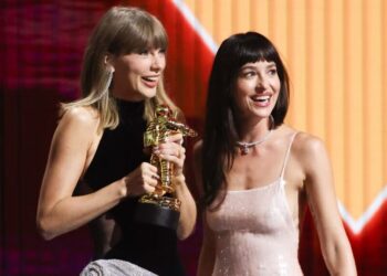 From Taylor Swift and Dakota Johnson Lipsyncing to ‘Off Campus’ Love: 7 Things Cameras Didn’t Catch at the VMAs