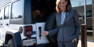 His Jet vs. Her Jeep: How Wealth Is Playing in the Midterms