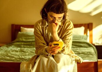 Horrifying Research Finds What Happens to 12-Year-Olds Who Get Smart Phones