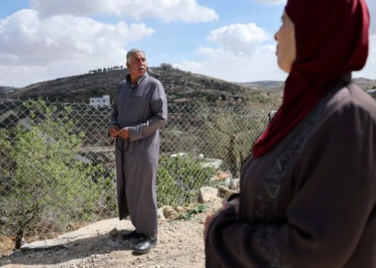 Israeli Settlers Stop Soldiers From Returning Palestinians to Their Home
