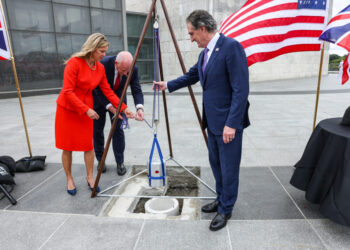 Brits bury time capsule in America’s yard in show of solidarity