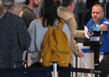 T.S.A. Agents Are Told to Get on Their Feet During Airport ID Checks