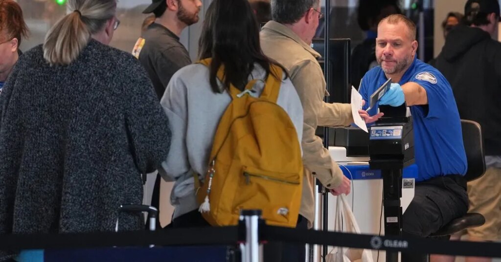 T.S.A. Agents Are Told to Get on Their Feet During Airport ID Checks