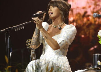 Ella Langley pauses concert to pan bullies: ‘I don’t know if I’m strong enough for this, Lord.’