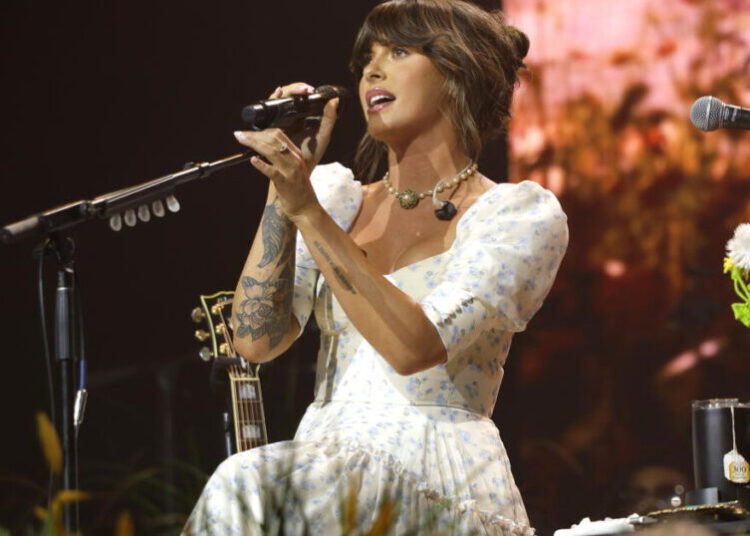 Ella Langley pauses concert to pan bullies: ‘I don’t know if I’m strong enough for this, Lord.’