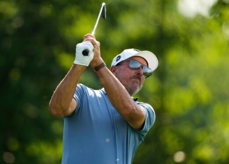 Phil Mickelson entered treatment center for family trauma and addiction earlier this year