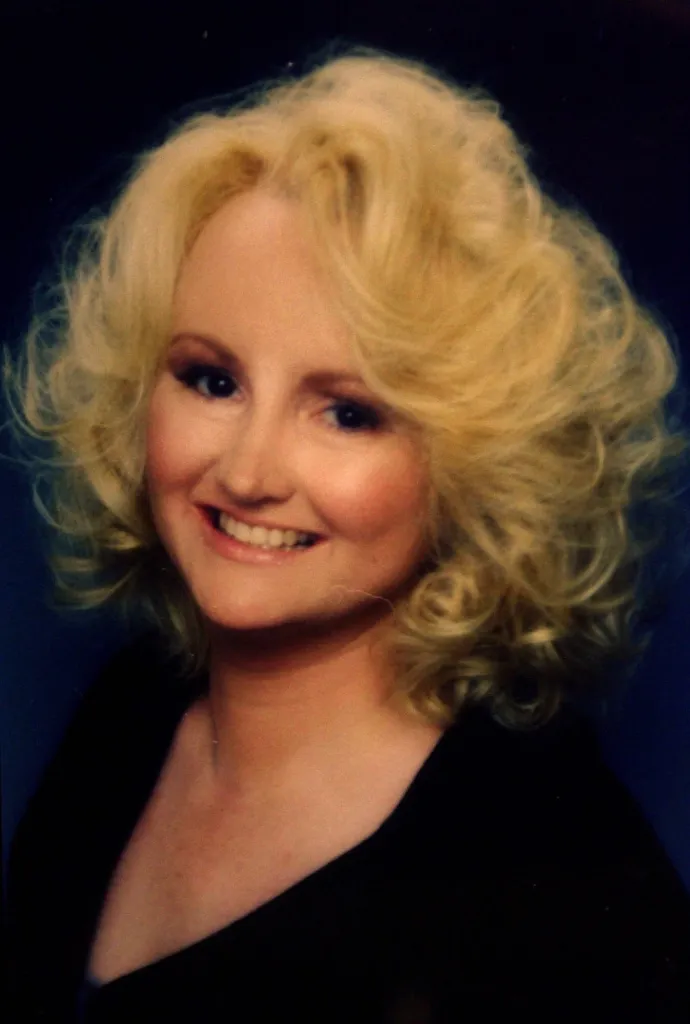 Bonny Lee Bakley with blonde curly hair and a black top.
