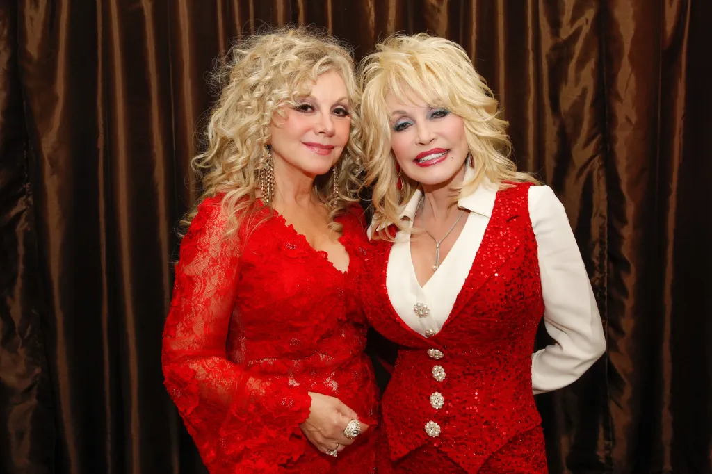Stella Parton and Dolly Parton posing at Stella Parton's Red Tent Women's Conference 2014.