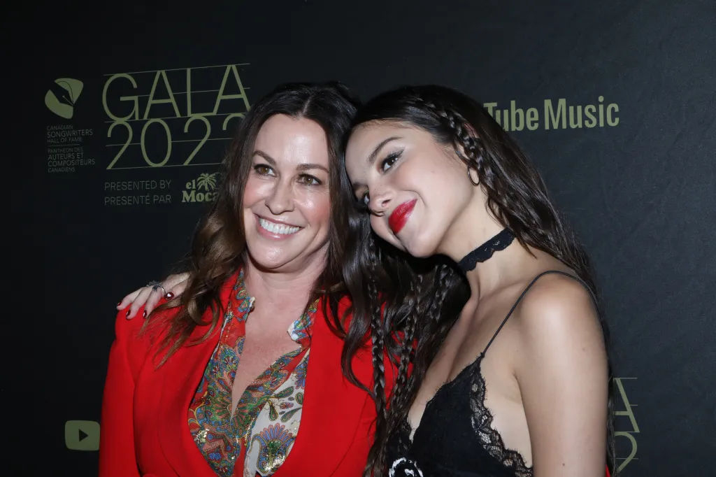 Alanis Morissette and Olivia Rodrigo at the 2022 Canadian Songwriters Hall Of Fame Gala.