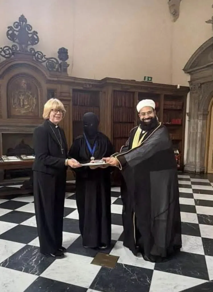 Archbishop of Canterbury Dame Sarah Mullally presenting an interfaith award to Pakistani cleric Hafiz Muhammad Tahir Mehmood Ashrafi, with his wife.