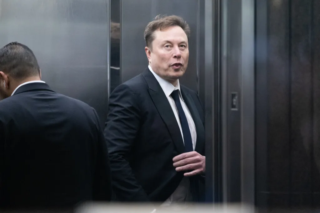 Elon Musk arriving at the Ronald V. Dellums Federal Building.