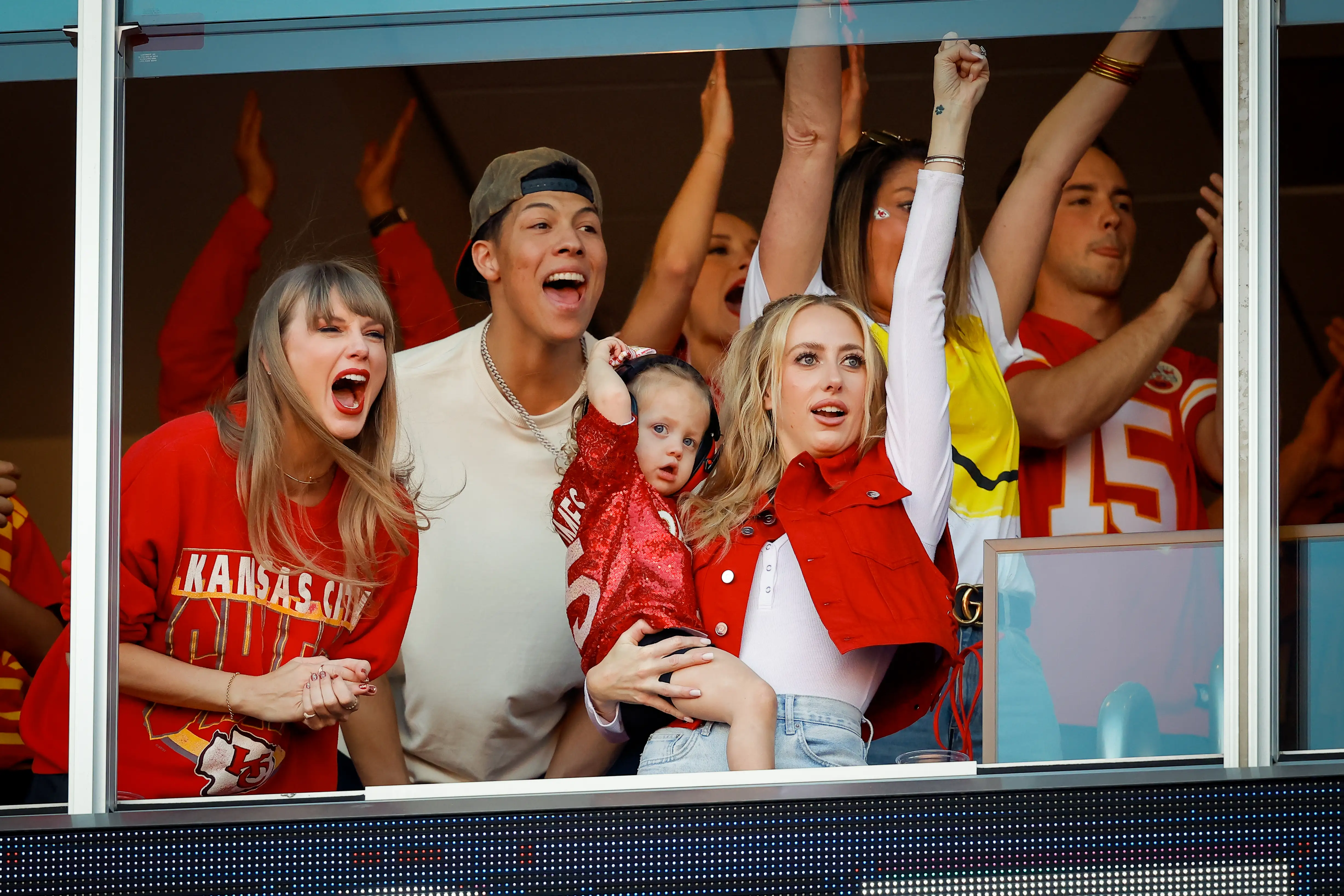 taylor swift brittany mahomes chiefs game