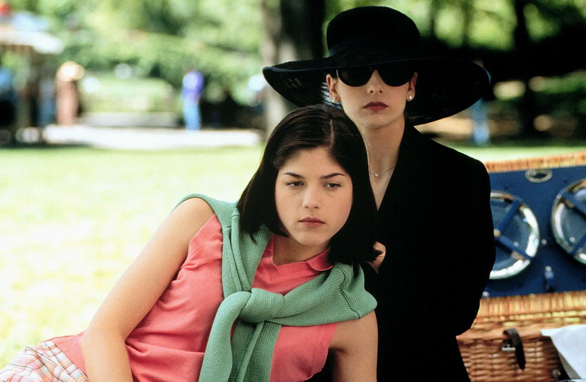 Cruel Intentions stars Sarah Michelle Gellar and Selma Blair sitting together