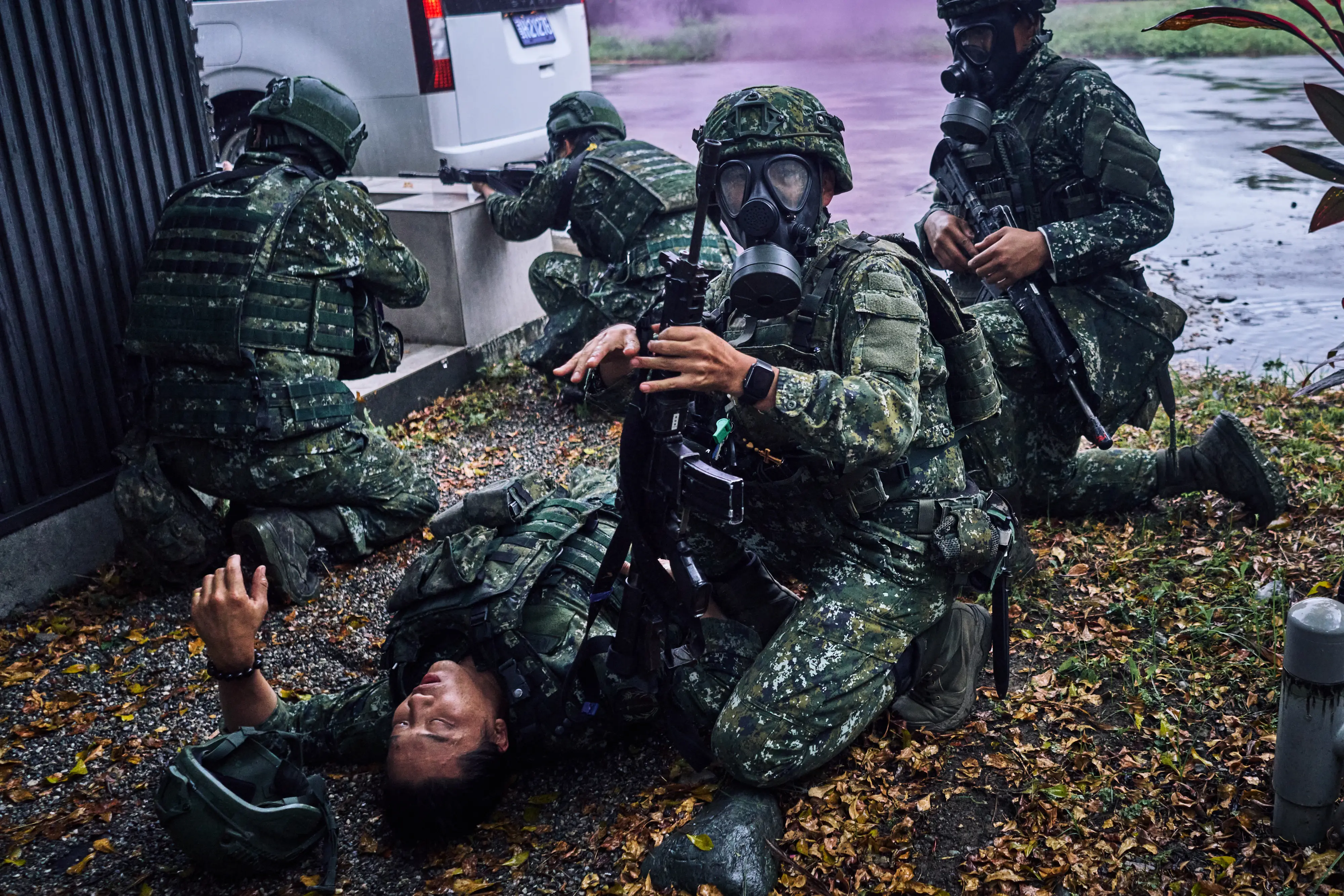 Taiwanese soldiers take cover and kneel next to a mock casualty.