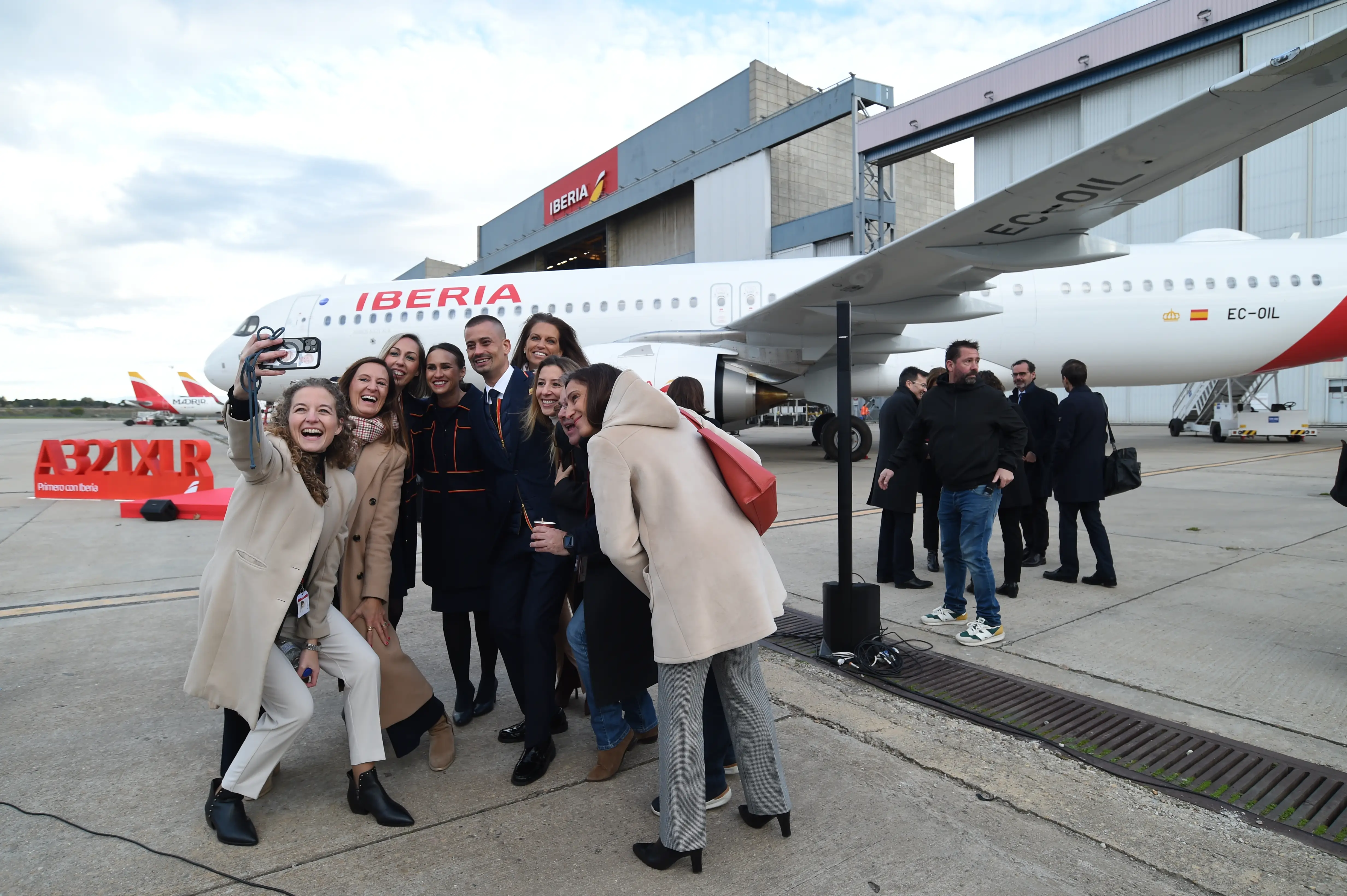 Iberia President Marco Sansavini(2r), pilots and cabin crew taking a photo with the aircraft during the presentation of the new A321 XLR aircraft at Iberia's maintenance facility in La Muñoza, Madrid (Spain), on November 13, 2024.